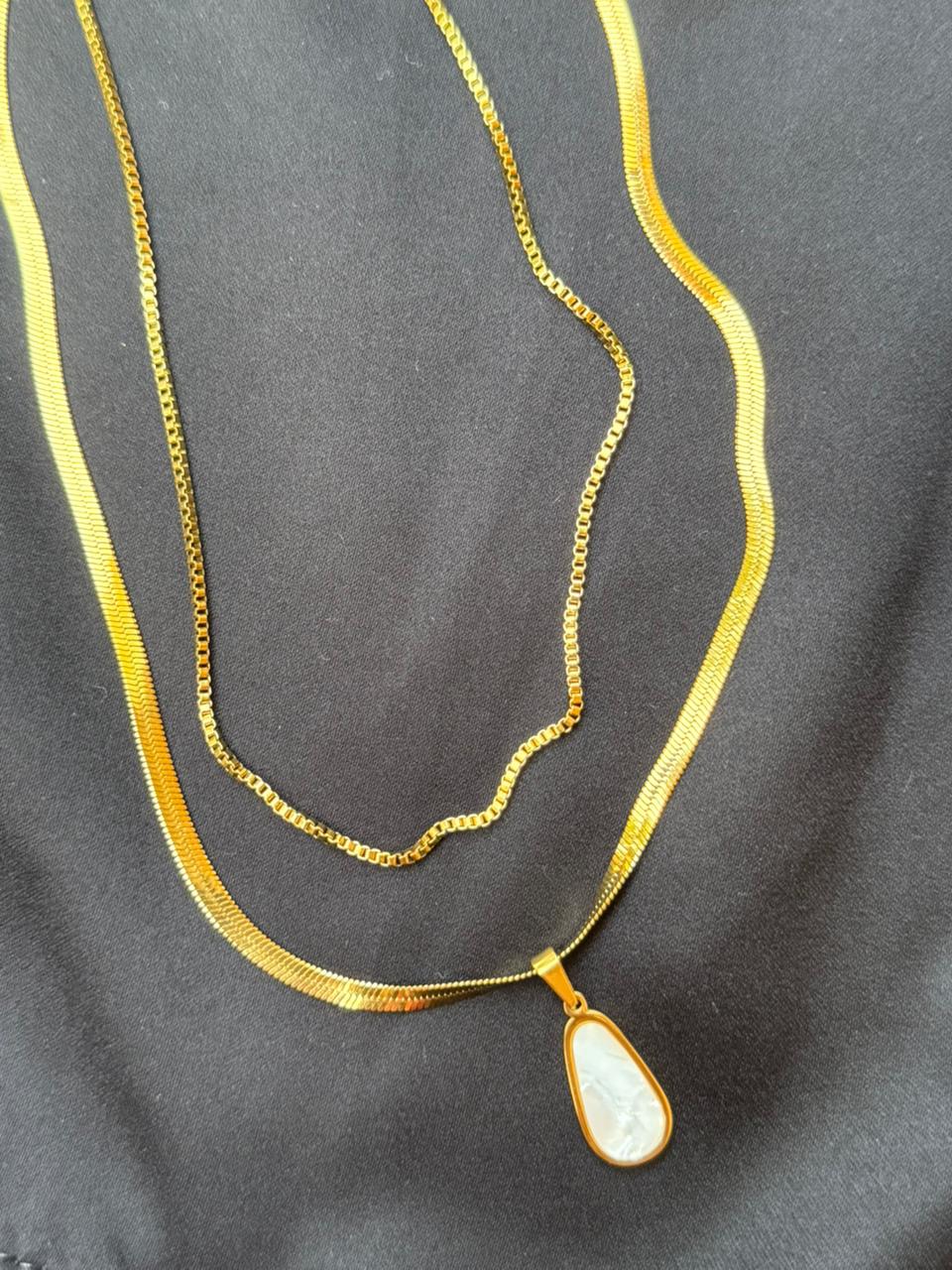 Double layer chain with white pendant