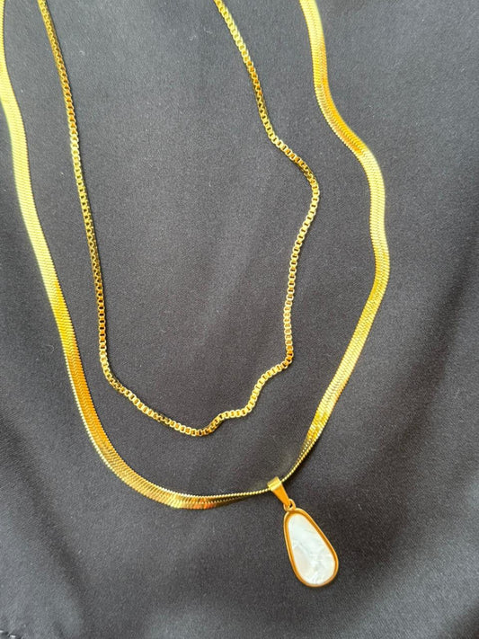 Double layer chain with white pendant