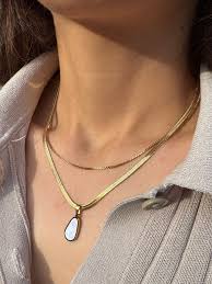 Double layer chain with white pendant